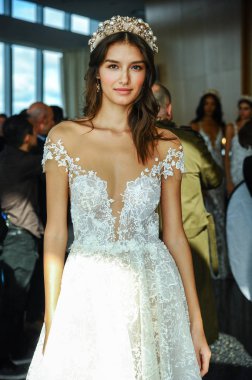New York, Ny - 5 Ekim 2019 'daki Berta Fall 2020 Gelin Runway Show öncesinde sahne arkasında poz veren bir model.