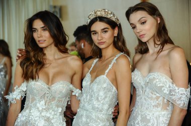 New York, Ny - 5 Ekim 2020 'deki Berta Fall gelin podyumu öncesinde sahne arkasında poz veren mankenler 5 Ekim 2019' da New York 'ta.