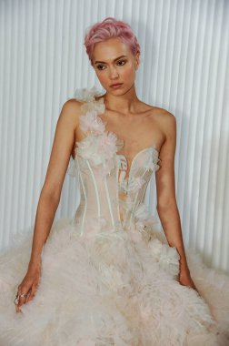 New York, Ny - 5 Ekim: Ines Di Santo Fall 2020 Gelinlik Runway Show öncesi sahne arkasında poz veren bir model 5 Ekim 2019, New York City.