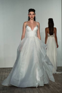 New York, Ny - 4 Ekim 2019 'da New York' ta Hayley Paige 'in Blush' u sırasında bir model podyumda yürüyor..