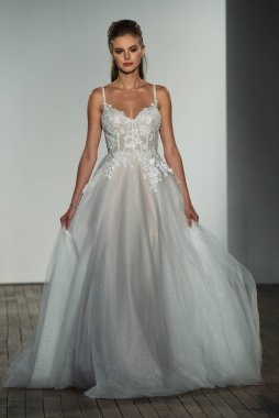 New York, Ny - 4 Ekim 2019 'da New York' ta Hayley Paige 'in Blush' u sırasında bir model podyumda yürüyor..