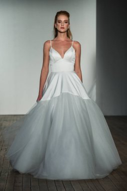 New York, Ny - 4 Ekim 2019 'da New York' ta Hayley Paige 'in Blush' u sırasında bir model podyumda yürüyor..