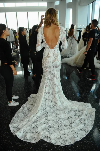 New York October Model Posing Backstage Berta Fall 2020 Bridal — Stock Photo, Image