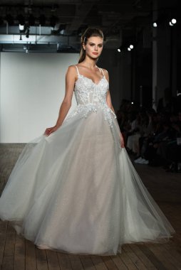 New York, Ny - 4 Ekim 2019 'da New York' ta Hayley Paige 'in Blush' u sırasında bir model podyumda yürüyor..