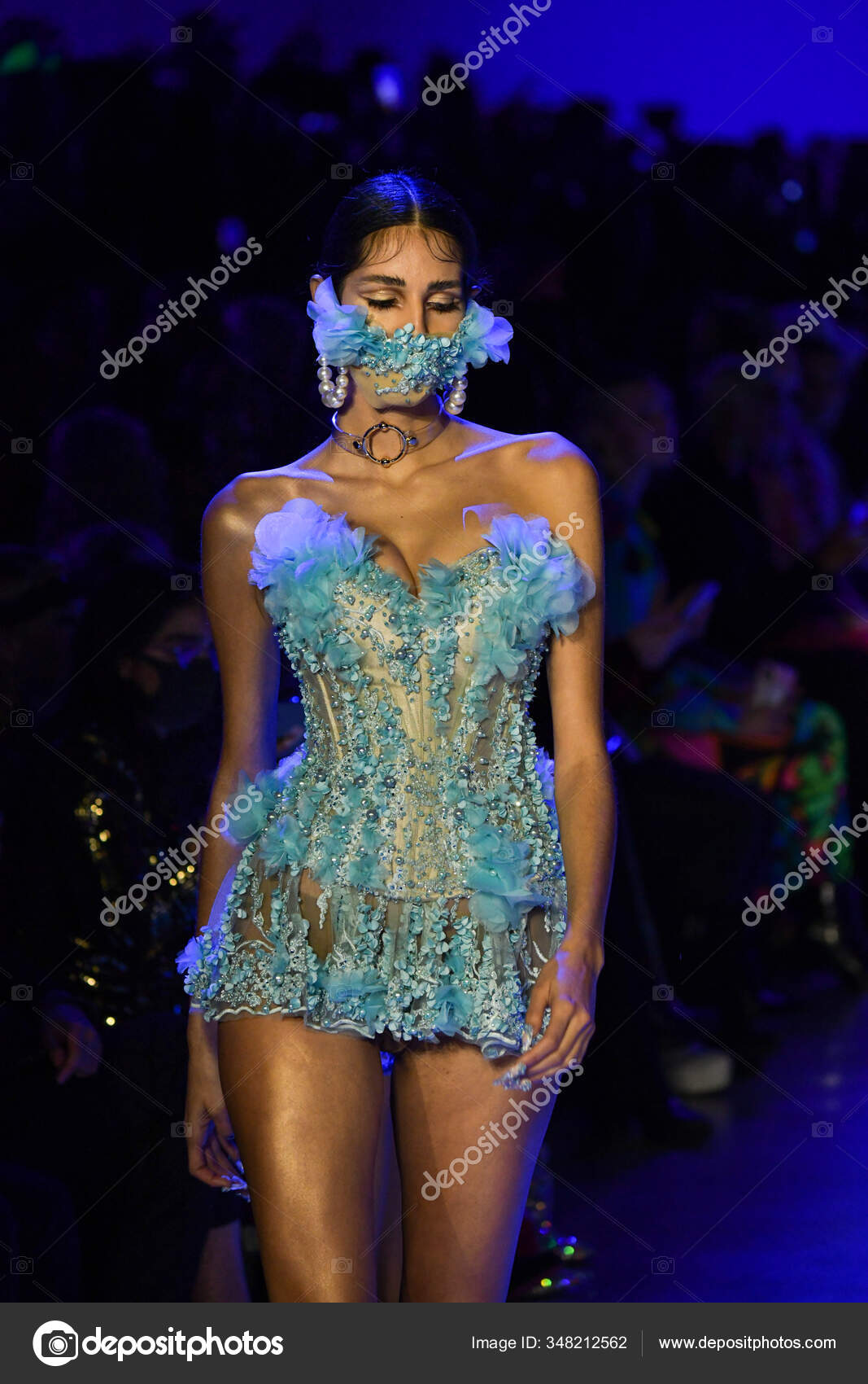 New York New York February Model Walks Runway Blonds Nyfw Stock Editorial Photo C Fashionstock 348212562