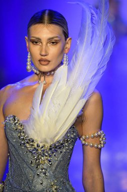 New York, New York - Şubat 09: Nyfw: The Shows at Gallery I at Spring Studios, 2009 Şubat 2020 'de Nyc' te The Blonds için podyumda bir model yürüyor.