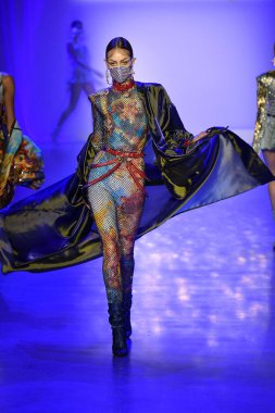 New York, New York - Şubat 09: Nyfw: The Shows at Gallery I at Spring Studios, 2009 Şubat 2020 'de Nyc' te The Blonds için podyumda bir model yürüyor.