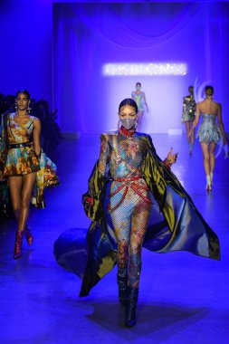 New York, New York - Şubat 09: Modeller Nyfw: The Shows at Gallery I at Spring Studios, 2009 Şubat 2020 'de Nyc' te The Blonds için podyumda yürür.