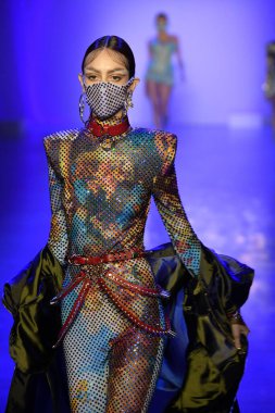 New York, New York - Şubat 09: Nyfw: The Shows at Gallery I at Spring Studios, 2009 Şubat 2020 'de Nyc' te The Blonds için podyumda bir model yürüyor.