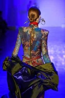 New York, New York - Şubat 09: Nyfw: The Shows at Gallery I at Spring Studios, 2009 Şubat 2020 'de Nyc' te The Blonds için podyumda bir model yürüyor.