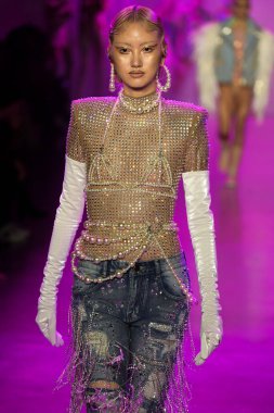 New York, New York - Şubat 09: Nyfw: The Shows at Gallery I at Spring Studios, 2009 Şubat 2020 'de Nyc' te The Blonds için podyumda bir model yürüyor.