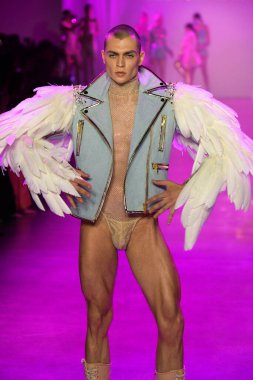 New York, New York - Şubat 09: Kirill Kabachenko Nyfw: The Shows at Gallery I at Spring Studios (1.
