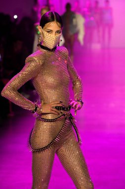 New York, New York - Şubat 09: Nyfw: The Shows at Gallery I at Spring Studios, 2009 Şubat 2020 'de Nyc' te The Blonds için podyumda bir model yürüyor.