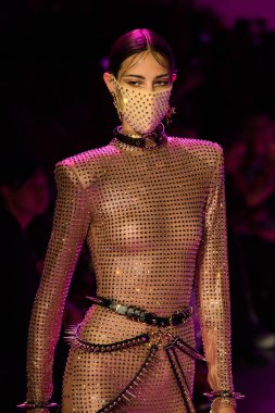 New York, New York - Şubat 09: Nyfw: The Shows at Gallery I at Spring Studios, 2009 Şubat 2020 'de Nyc' te The Blonds için podyumda bir model yürüyor.