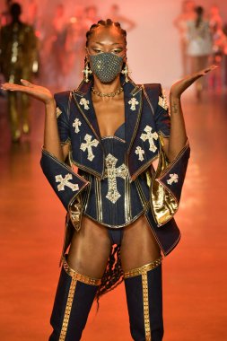 New York, New York - Şubat 09: Nyfw: The Shows at Gallery I at Spring Studios, 2009 Şubat 2020 'de Nyc' te The Blonds için podyumda bir model yürüyor.