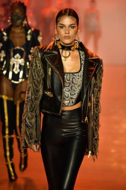 New York, New York - Şubat 09: Nyfw: The Shows at Gallery I at Spring Studios, 2009 Şubat 2020 'de Nyc' te The Blonds için podyumda bir model yürüyor.