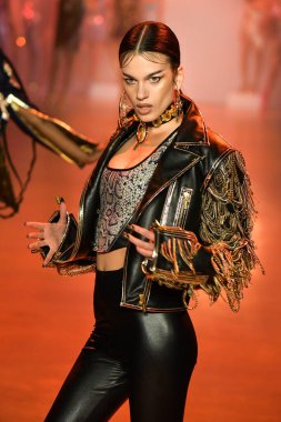 New York, New York - Şubat 09: Nyfw: The Shows at Gallery I at Spring Studios, 2009 Şubat 2020 'de Nyc' te The Blonds için podyumda bir model yürüyor.