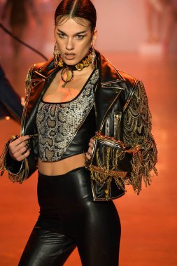 New York, New York - Şubat 09: Nyfw: The Shows at Gallery I at Spring Studios, 2009 Şubat 2020 'de Nyc' te The Blonds için podyumda bir model yürüyor.