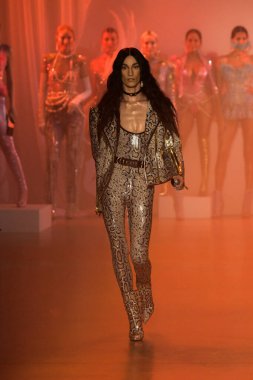 New York, New York - Şubat 09: Nyfw: The Shows at Gallery I at Spring Studios, 2009 Şubat 2020 'de Nyc' te The Blonds için podyumda bir model yürüyor.