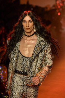 New York, New York - Şubat 09: Nyfw: The Shows at Gallery I at Spring Studios, 2009 Şubat 2020 'de Nyc' te The Blonds için podyumda bir model yürüyor.