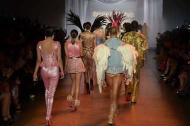 New York, New York - Şubat 09: Modeller Nyfw: The Shows at Gallery I at Spring Studios 'da 9 Şubat 2020' de The Blonds için podyum finalinde yürür.