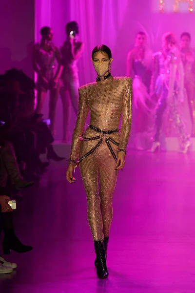 New York New York February Model Walks Runway Blonds Nyfw — Stock Photo, Image