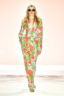 New York, New York - 11 Eylül: New York Moda Haftası 'nda Badgley Mischka için podyumda bir manken yürüyor: 11 Eylül 2019' da New York şehrinde Bahar Stüdyoları 'nda Galeri I' de Gösteriler.