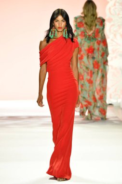New York, New York - 11 Eylül: New York Moda Haftası 'nda Badgley Mischka için podyumda bir manken yürüyor: 11 Eylül 2019' da New York şehrinde Bahar Stüdyoları 'nda Galeri I' de Gösteriler.