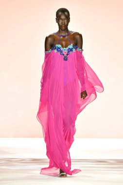 New York, New York - 11 Eylül: New York Moda Haftası 'nda Badgley Mischka için podyumda bir manken yürüyor: 11 Eylül 2019' da New York şehrinde Bahar Stüdyoları 'nda Galeri I' de Gösteriler.