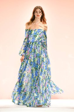 New York, New York - 11 Eylül: New York Moda Haftası 'nda Badgley Mischka için podyumda bir manken yürüyor: 11 Eylül 2019' da New York şehrinde Bahar Stüdyoları 'nda Galeri I' de Gösteriler.