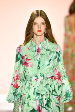 New York, New York - 11 Eylül: New York Moda Haftası 'nda Badgley Mischka için podyumda bir manken yürüyor: 11 Eylül 2019' da New York şehrinde Bahar Stüdyoları 'nda Galeri I' de Gösteriler.