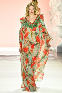 New York, New York - 11 Eylül: New York Moda Haftası 'nda Badgley Mischka için podyumda bir manken yürüyor: 11 Eylül 2019' da New York şehrinde Bahar Stüdyoları 'nda Galeri I' de Gösteriler.