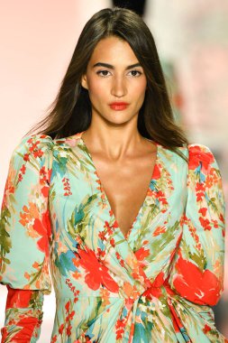 New York, New York - 11 Eylül: New York Moda Haftası 'nda Badgley Mischka için podyumda bir manken yürüyor: 11 Eylül 2019' da New York şehrinde Bahar Stüdyoları 'nda Galeri I' de Gösteriler.