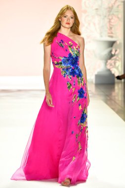 New York, New York - 11 Eylül: New York Moda Haftası 'nda Badgley Mischka için podyumda bir manken yürüyor: 11 Eylül 2019' da New York şehrinde Bahar Stüdyoları 'nda Galeri I' de Gösteriler.