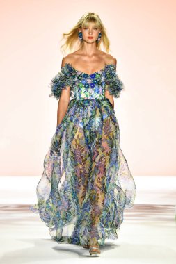 New York, New York - 11 Eylül: New York Moda Haftası 'nda Badgley Mischka için podyumda bir manken yürüyor: 11 Eylül 2019' da New York şehrinde Bahar Stüdyoları 'nda Galeri I' de Gösteriler.