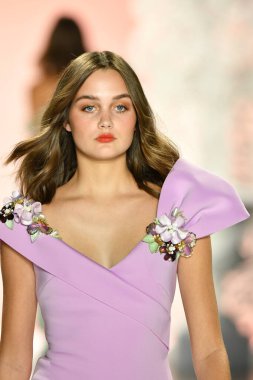 New York, New York - 11 Eylül: New York Moda Haftası 'nda Badgley Mischka için podyumda bir manken yürüyor: 11 Eylül 2019' da New York şehrinde Bahar Stüdyoları 'nda Galeri I' de Gösteriler.