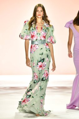 New York, New York - 11 Eylül: New York Moda Haftası 'nda Badgley Mischka için podyumda bir manken yürüyor: 11 Eylül 2019' da New York şehrinde Bahar Stüdyoları 'nda Galeri I' de Gösteriler.