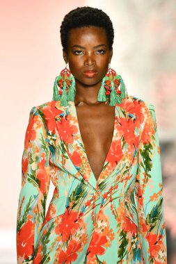 New York, New York - 11 Eylül: New York Moda Haftası 'nda Badgley Mischka için podyumda bir manken yürüyor: 11 Eylül 2019' da New York şehrinde Bahar Stüdyoları 'nda Galeri I' de Gösteriler.