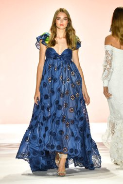 New York, New York - 11 Eylül: New York Moda Haftası 'nda Badgley Mischka için podyumda bir manken yürüyor: 11 Eylül 2019' da New York şehrinde Bahar Stüdyoları 'nda Galeri I' de Gösteriler.