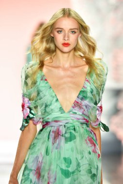 New York, New York - 11 Eylül: New York Moda Haftası 'nda Badgley Mischka için podyumda bir manken yürüyor: 11 Eylül 2019' da New York şehrinde Bahar Stüdyoları 'nda Galeri I' de Gösteriler.