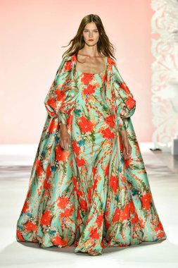 New York, New York - 11 Eylül: New York Moda Haftası 'nda Badgley Mischka için podyumda bir manken yürüyor: 11 Eylül 2019' da New York şehrinde Bahar Stüdyoları 'nda Galeri I' de Gösteriler.