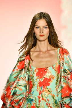 New York, New York - 11 Eylül: New York Moda Haftası 'nda Badgley Mischka için podyumda bir manken yürüyor: 11 Eylül 2019' da New York şehrinde Bahar Stüdyoları 'nda Galeri I' de Gösteriler.