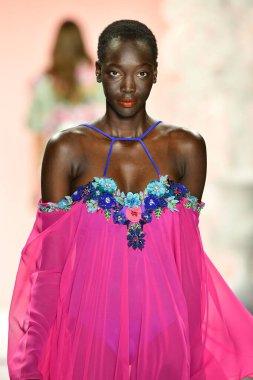 New York, New York - 11 Eylül: New York Moda Haftası 'nda Badgley Mischka için podyumda bir manken yürüyor: 11 Eylül 2019' da New York şehrinde Bahar Stüdyoları 'nda Galeri I' de Gösteriler.
