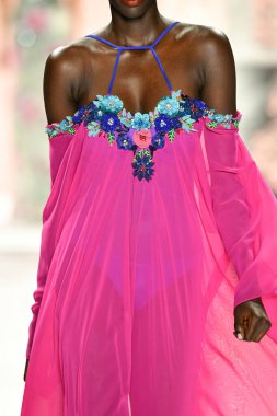 New York, New York - 11 Eylül: New York Moda Haftası 'nda Badgley Mischka için podyumda bir manken yürüyor: 11 Eylül 2019' da New York şehrinde Bahar Stüdyoları 'nda Galeri I' de Gösteriler.