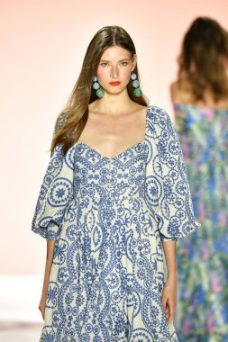 New York, New York - 11 Eylül: New York Moda Haftası 'nda Badgley Mischka için podyumda bir manken yürüyor: 11 Eylül 2019' da New York şehrinde Bahar Stüdyoları 'nda Galeri I' de Gösteriler.