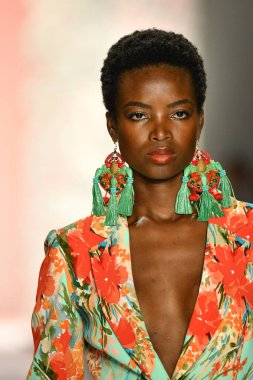 New York, New York - 11 Eylül: New York Moda Haftası 'nda Badgley Mischka için podyumda bir manken yürüyor: 11 Eylül 2019' da New York şehrinde Bahar Stüdyoları 'nda Galeri I' de Gösteriler.