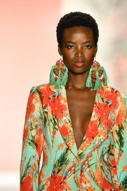 New York, New York - 11 Eylül: New York Moda Haftası 'nda Badgley Mischka için podyumda bir manken yürüyor: 11 Eylül 2019' da New York şehrinde Bahar Stüdyoları 'nda Galeri I' de Gösteriler.