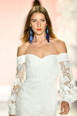 New York, New York - 11 Eylül: New York Moda Haftası 'nda Badgley Mischka için podyumda bir manken yürüyor: 11 Eylül 2019' da New York şehrinde Bahar Stüdyoları 'nda Galeri I' de Gösteriler.