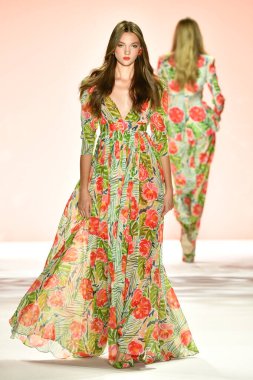 New York, New York - 11 Eylül: New York Moda Haftası 'nda Badgley Mischka için podyumda bir manken yürüyor: 11 Eylül 2019' da New York şehrinde Bahar Stüdyoları 'nda Galeri I' de Gösteriler.