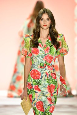 New York, New York - 11 Eylül: New York Moda Haftası 'nda Badgley Mischka için podyumda bir manken yürüyor: 11 Eylül 2019' da New York şehrinde Bahar Stüdyoları 'nda Galeri I' de Gösteriler.